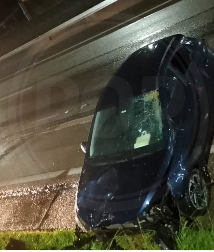 Carro capota, atravessa pista e deixa uma pessoa ferida na Dom Gabriel